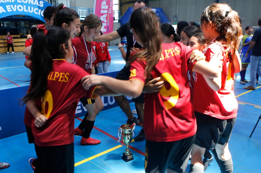 Los festejos del Colegio Los Alpes de Maipú al consagrarse en el clasificatorio al CONMEBOL Liga Evolución Sub 12 Futsal Femenino