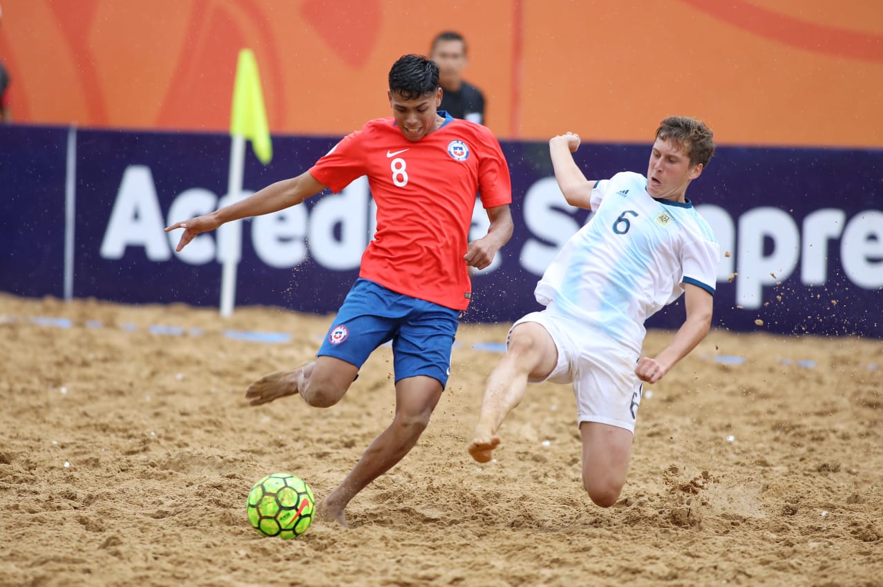 La Roja encabeza el Sudamericano de fútbol playa tras golear a Uruguay