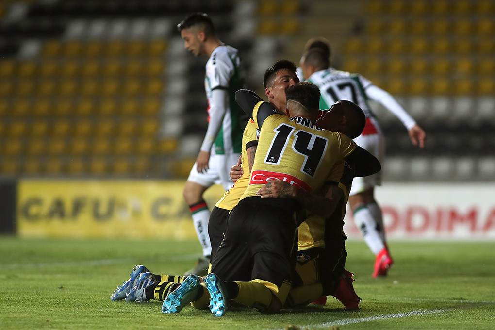 Coquimbo derrotó a Palestino y salió del fondo de la tabla