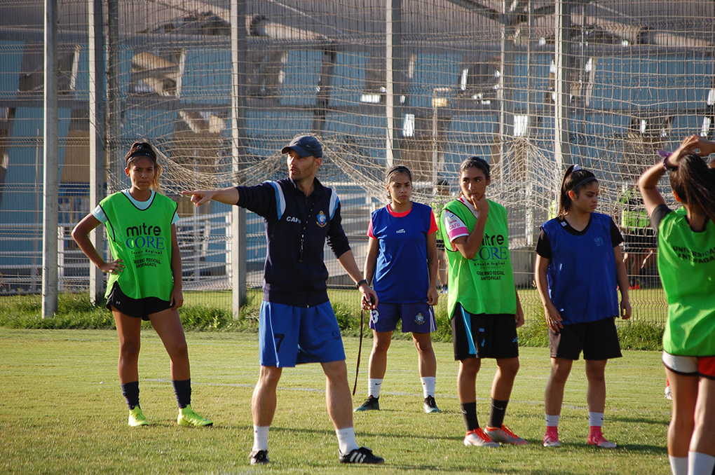 Itsvan Joszi, el DT húngaro que revoluciona el fútbol femenino de Deportes Antofagasta 