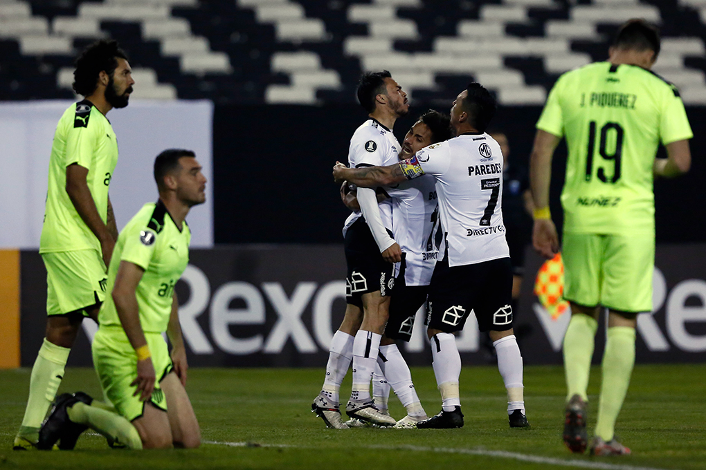 Colo Colo superó a Peñarol y quedó en puestos de clasificación