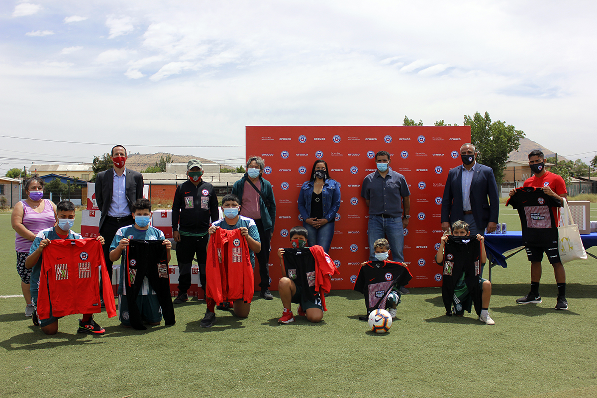 La Roja junto a Arauco entregan primera prendas RojaXFuera, VerdeXDentro a club de Cerro Navia