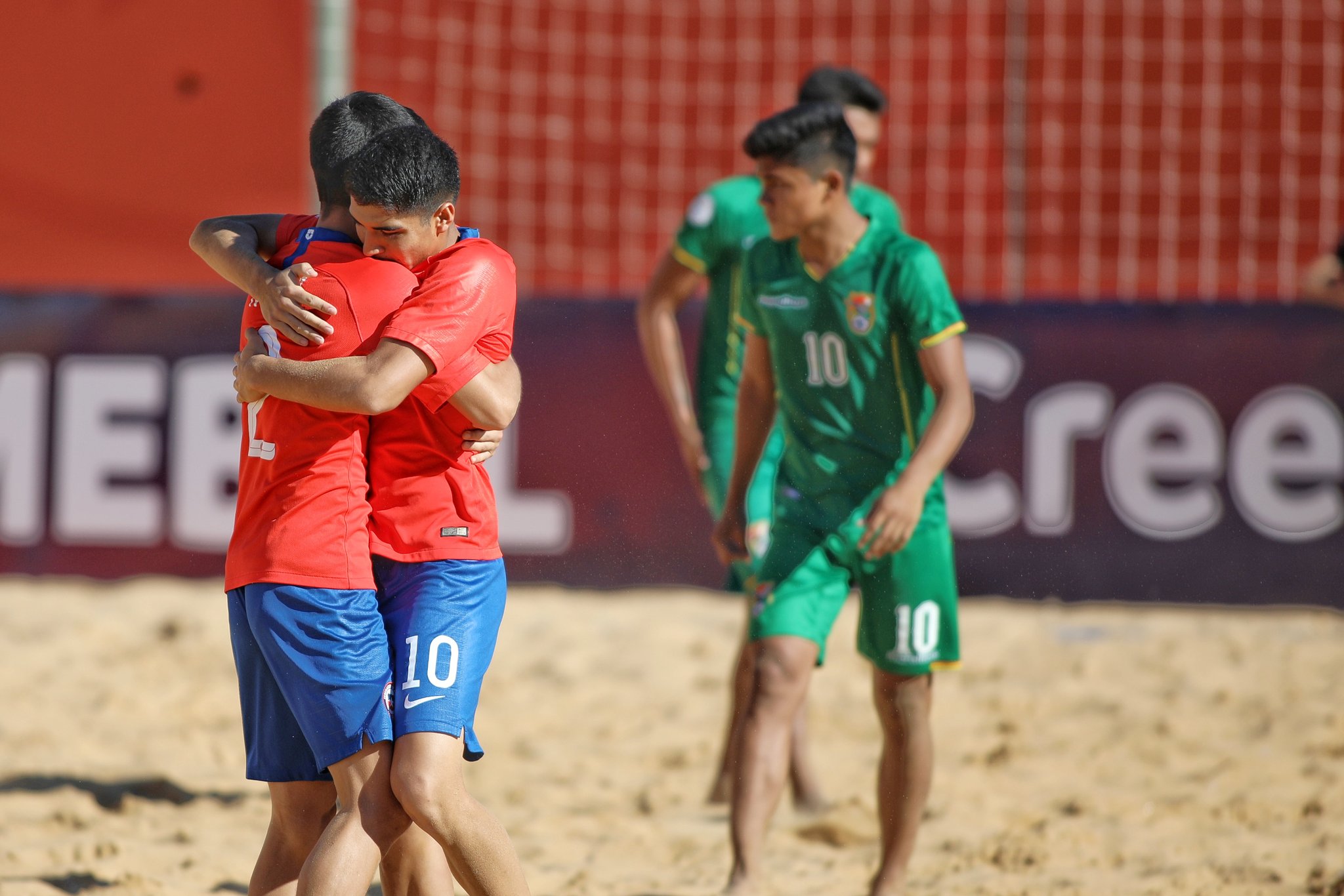 La Roja encabeza el Sudamericano de fútbol playa tras golear a Uruguay