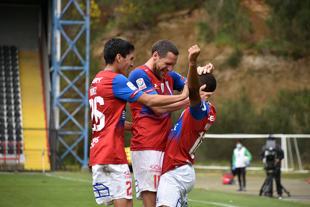 Universidad Católica reafirmó su liderato luego de superar a Huachipato en Talcahuano