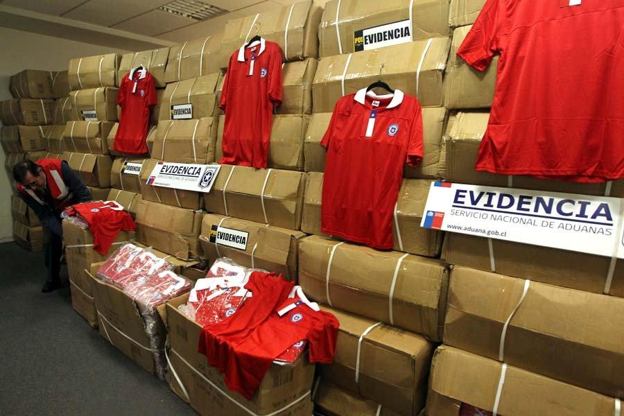 PDI Y ADUANA INCAUTARON 90 MIL CAMISETAS FALSAS DE LA ...